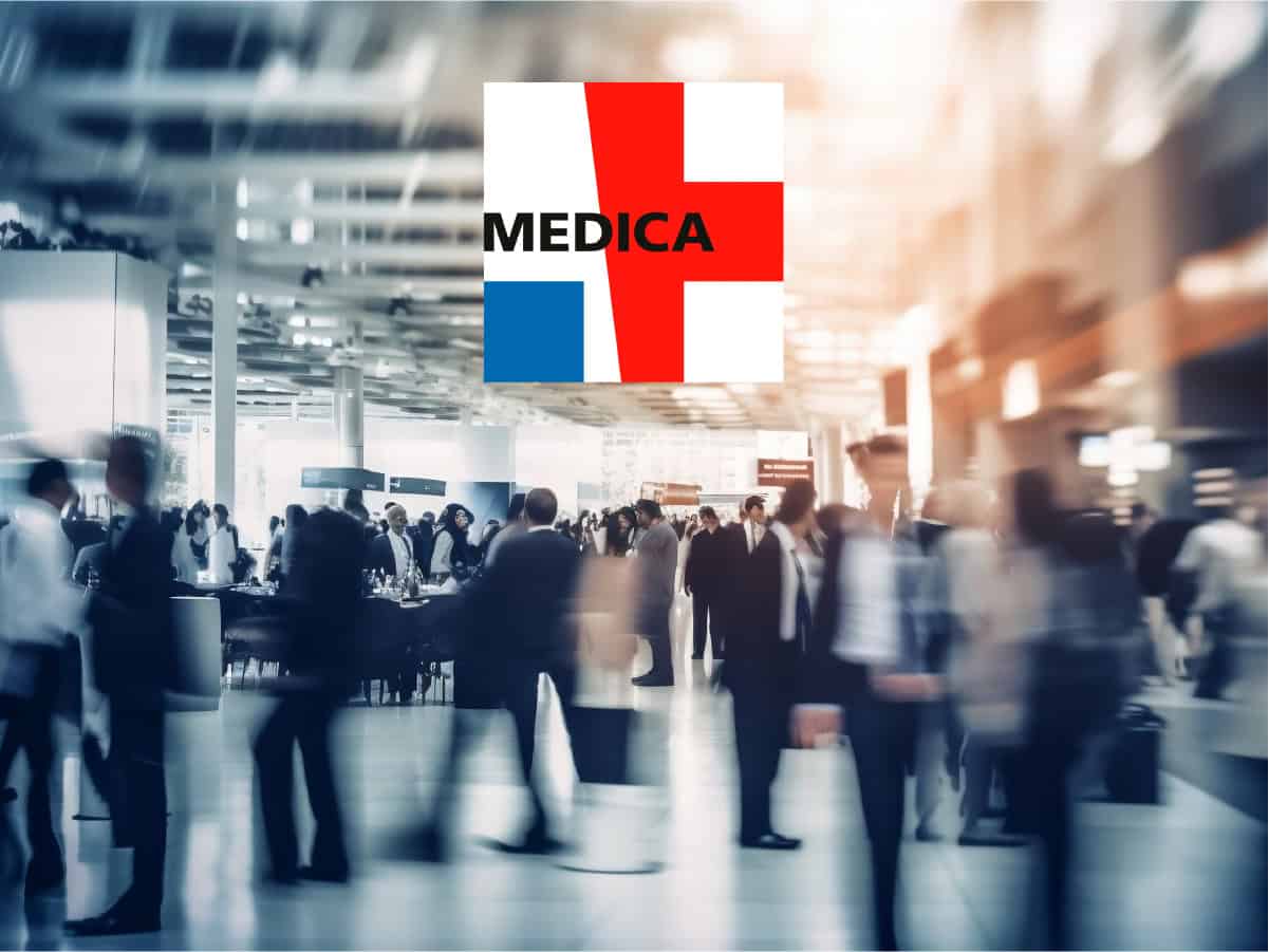 Halle voller Menschen in Bewegung und MEDICA Logo