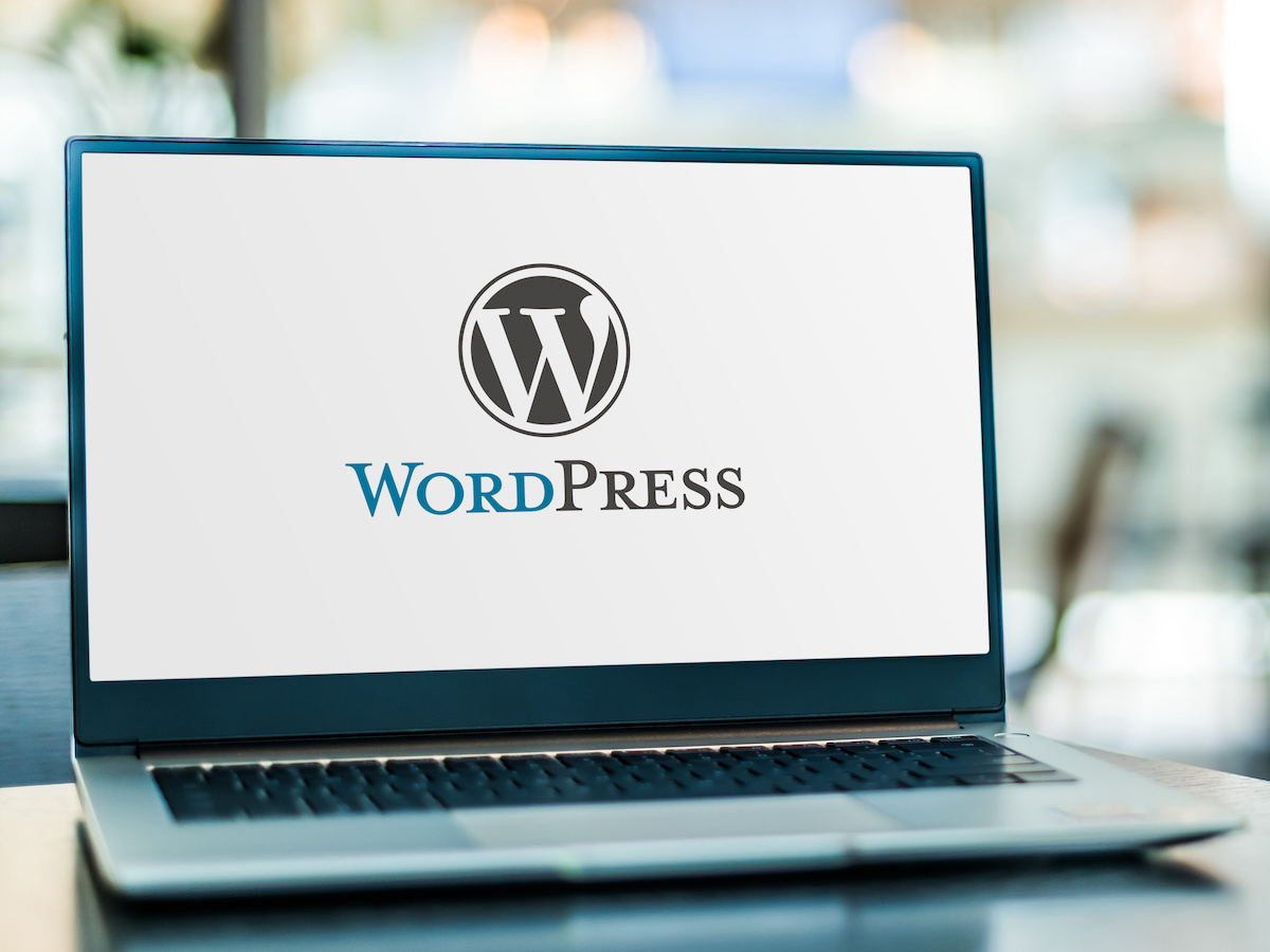 Laptop mit WordPress am Bildschirm