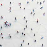 Menschen aus der Vogelperspektive, durch Linien miteinander verbunden